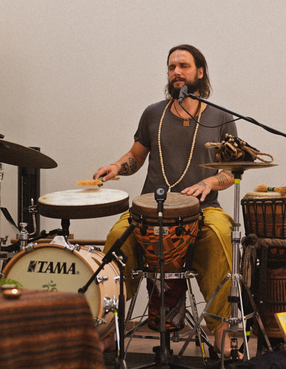 Hudebník při kirtanu Mahadeva Kirtan Project